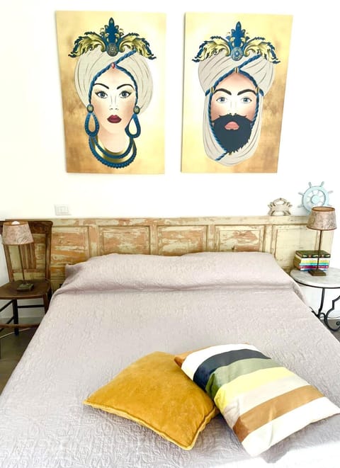 Bed, Photo of the whole room, Decorative detail, Bedroom