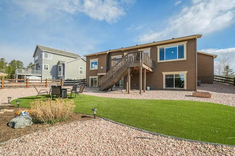 Mountain Breeze Villa w Mountain Views and Air Hockey Villa in Colorado