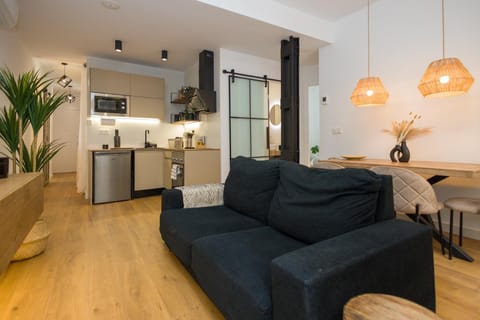 Kitchen or kitchenette, Living room, Seating area, Dining area