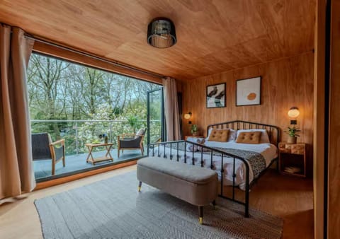 Acorn Lodge Luxury Retreat In a Stunning Oasis With Hot Tub - Pass the Keys House in England