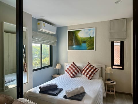 Bed, TV and multimedia, Bedroom, towels, air conditioner