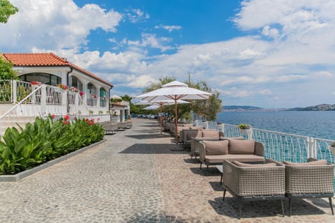 Property building, Restaurant/places to eat, Natural landscape, View (from property/room), Lounge or bar, Sea view, Area and facilities