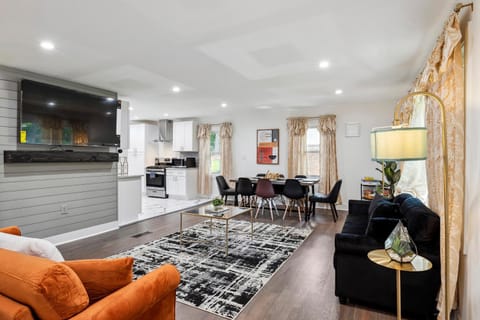 TV and multimedia, Living room, Seating area, Dining area