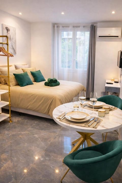 Bed, Living room, Photo of the whole room, Seating area, Bedroom, air conditioner