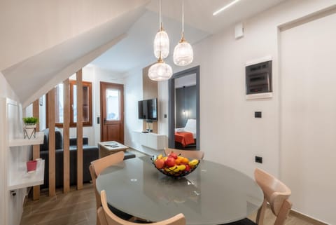 TV and multimedia, Kitchen or kitchenette, Living room, Seating area, Dining area