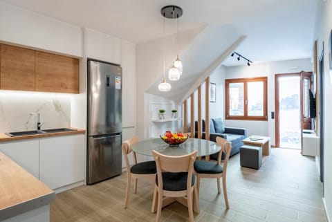 Kitchen or kitchenette, Living room, Seating area, Dining area