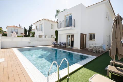 Property building, Day, Pool view, Swimming pool