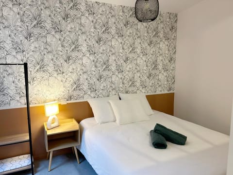 Bed, Photo of the whole room, Bedroom, towels