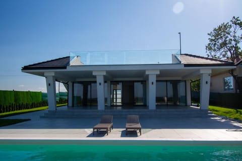 Property building, Patio, Day, Garden, Garden view, Pool view, Swimming pool, sunbed