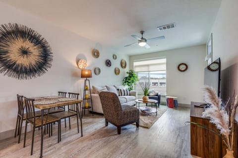 Living room, Seating area, Dining area, fireplace