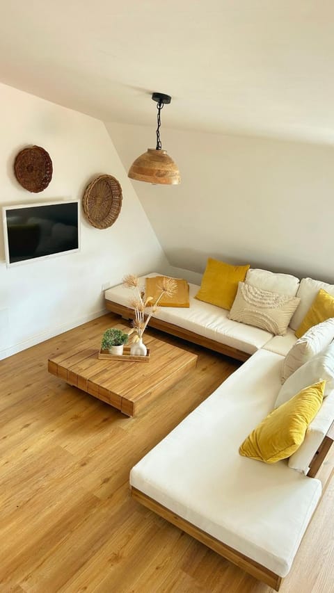 Communal lounge/ TV room, TV and multimedia, Living room, Seating area, Evening entertainment