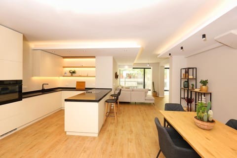 Kitchen or kitchenette, Dining area