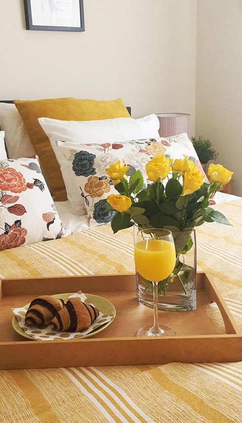 Bed, Food and drinks, Bedroom, Breakfast