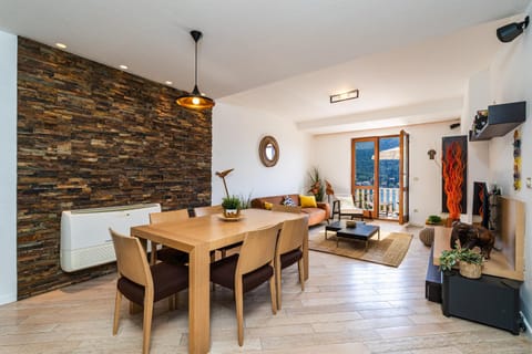 TV and multimedia, Living room, Seating area, Dining area