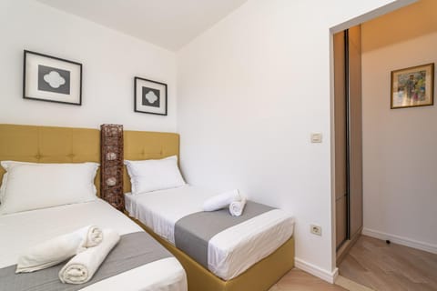 Bed, Bedroom, towels