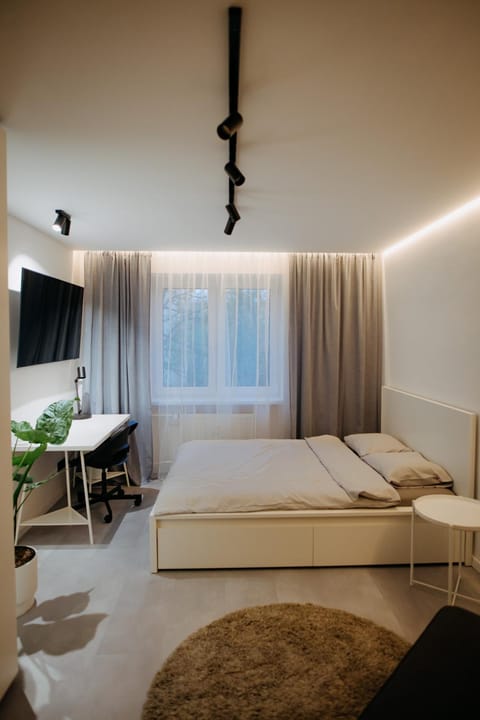 Bed, TV and multimedia, Bedroom