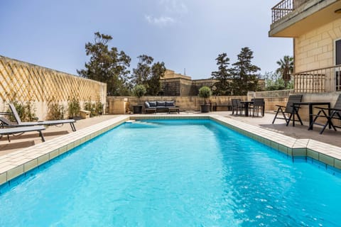 Property building, Patio, Day, Pool view, Swimming pool, sunbed
