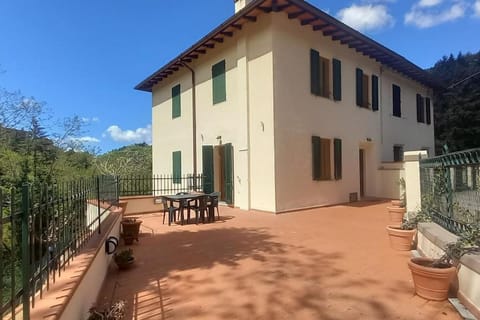 Property building, Patio, Balcony/Terrace