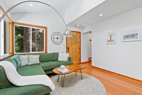 Redwood Oasis - Luxe Santa Cruz Cabin with Hot Tub Cabin in Ben Lomond