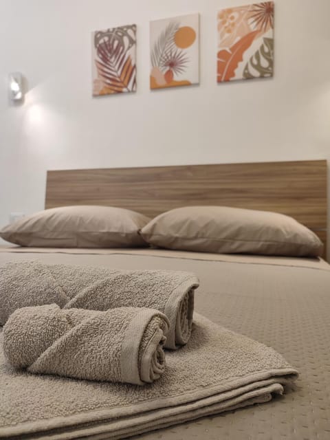 Bed, Bedroom, towels