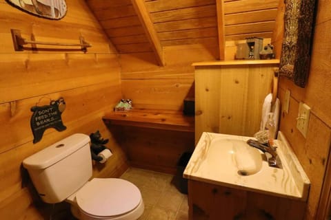 Cozy cabin w/ fireplace 3 minutes to Helen! #2. Cabin in White County