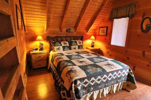 Cozy cabin w/ fireplace 3 minutes to Helen! #2. Cabin in White County