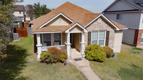 Modern Updates - Great Location - King Bed- BMT House in San Antonio