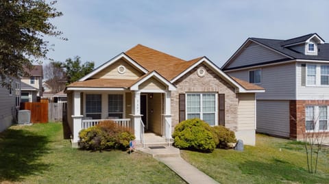 Modern Updates - Great Location - King Bed- BMT House in San Antonio