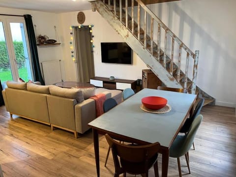 Maison avec grand jardin proche de Pegasus Bridge House in Normandy