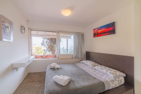 Bed, Living room, Photo of the whole room, Bedroom, towels