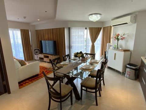 Living room, Photo of the whole room, Food, furniture, air conditioner
