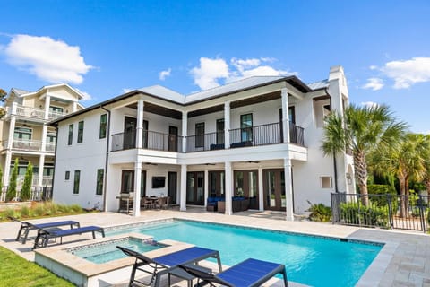 Property building, Hot Tub, Seating area, Swimming pool, Family