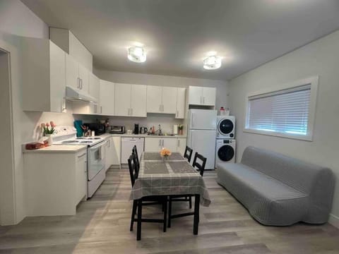 Kitchen or kitchenette, Living room, Seating area, Dining area, stove