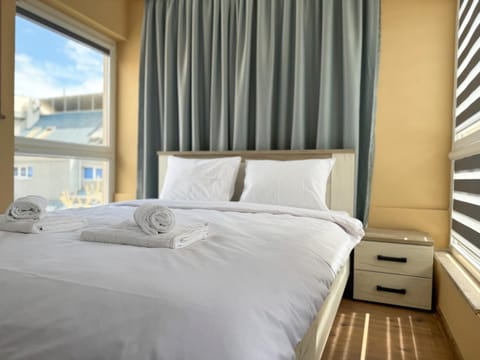 Bed, Photo of the whole room, Bedroom, towels