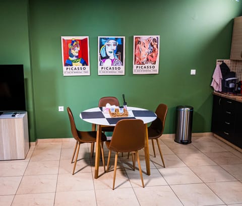 Kitchen or kitchenette, Dining area