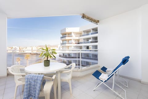 View (from property/room), Balcony/Terrace, Living room, Seating area, Dining area, sunbed