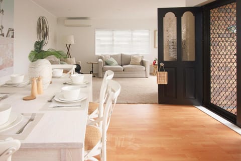Living room, Seating area, Dining area, air conditioner