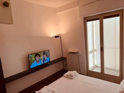 Bed, TV and multimedia, Bedroom, towels