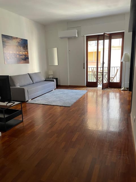 TV and multimedia, Living room, Photo of the whole room, Seating area, air conditioner