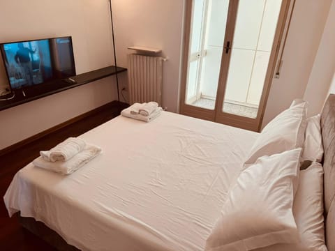 Bed, TV and multimedia, Bedroom, towels