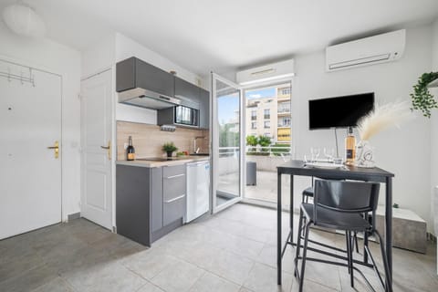 TV and multimedia, Kitchen or kitchenette, Dining area, air conditioner