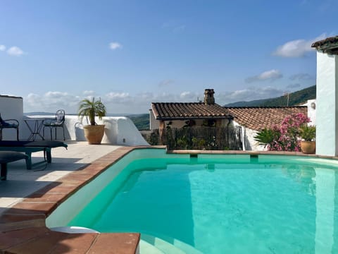 Natural landscape, View (from property/room), Mountain view, Pool view, Swimming pool, sunbed