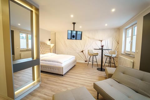 Bed, TV and multimedia, Seating area