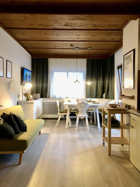 TV and multimedia, Seating area, Dining area