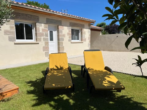 Facade/entrance, Garden view, sunbed