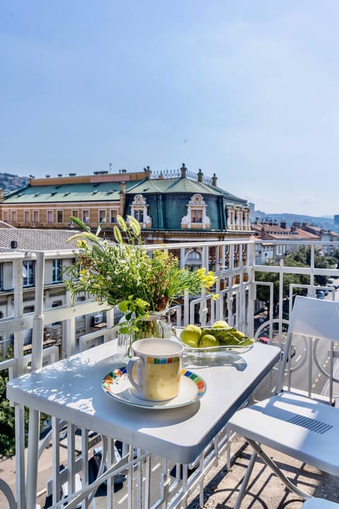 View (from property/room), Balcony/Terrace, City view