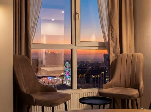 View (from property/room), View (from property/room), City view, City view, Landmark view, Street view