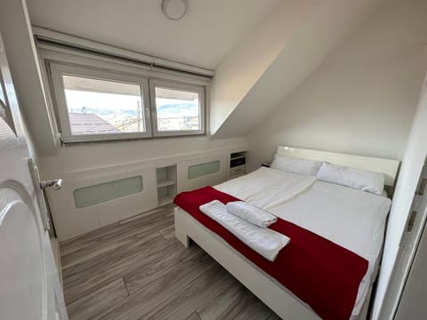 Bed, Photo of the whole room, Bedroom, internet, towels