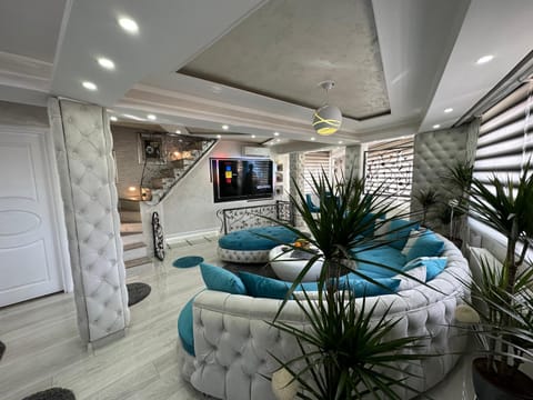 TV and multimedia, Kitchen or kitchenette, Seating area