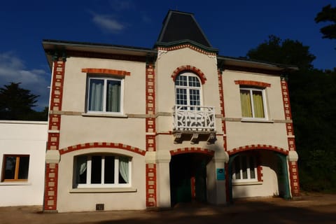 Le Château de la Garenne Hostel in Étel